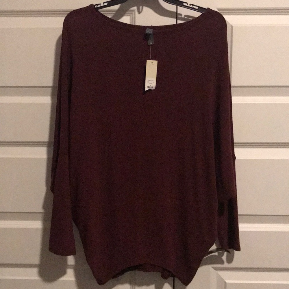 NWT ALYA Francesca’s  size small maroon top.